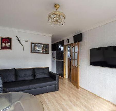 1 Bedroom Flat Close To City With Free Parking Arrangement Лондон Екстериор снимка
