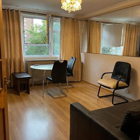 1 Bedroom Flat Close To City With Free Parking Arrangement Лондон Екстериор снимка